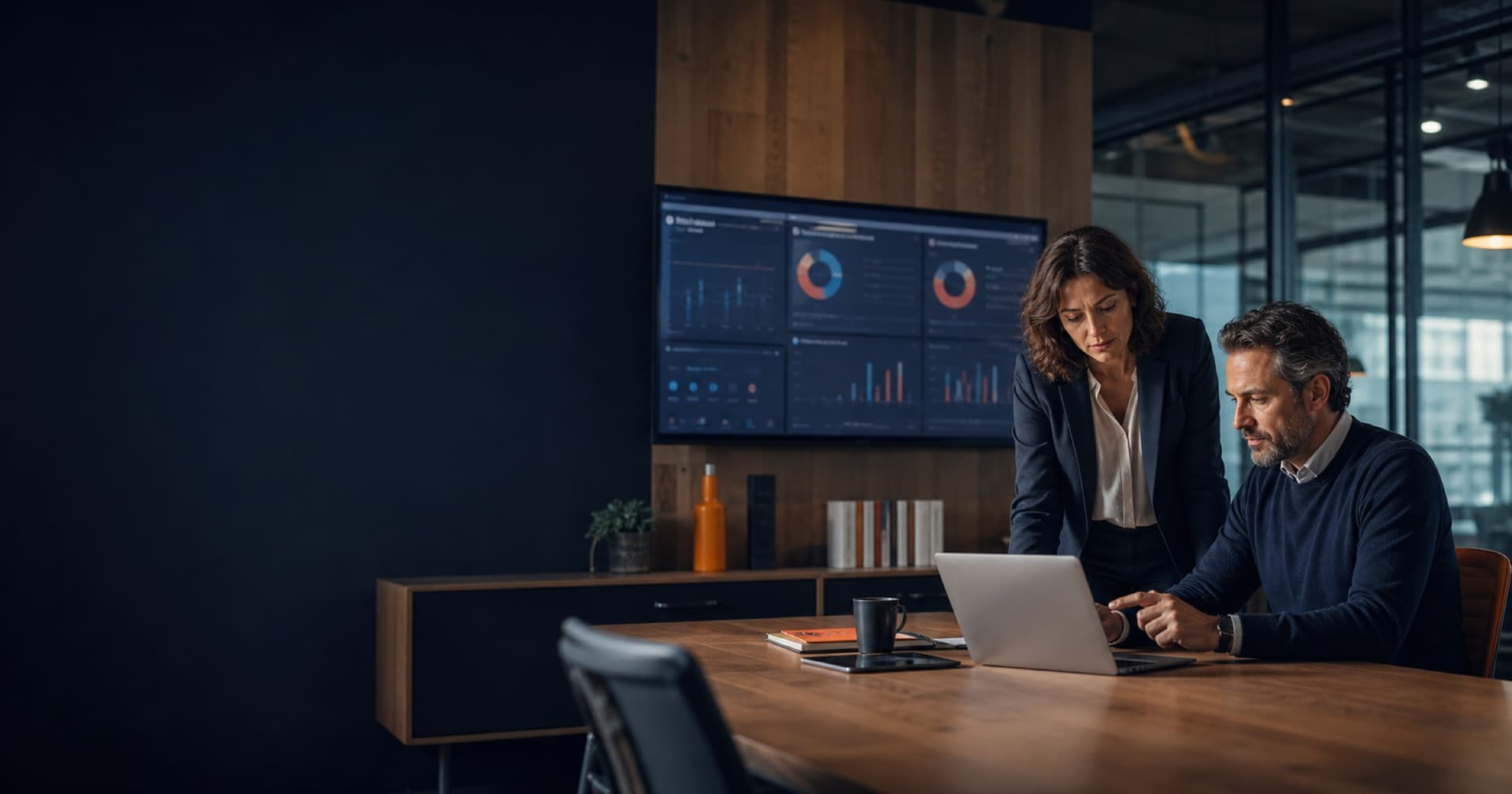 Imprenditori e strategist analizzano un software gestionale aziendale